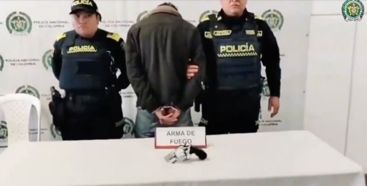 EN VIDEO: Policía evitó que comerciante fuera asesinado en Ciudad Bolívar 1 EN VIDEO: Policía evitó que comerciante fuera asesinado en Ciudad Bolívar El capturado deberá responder por los delitos de porte ilegal de armas e intento de homicidio.