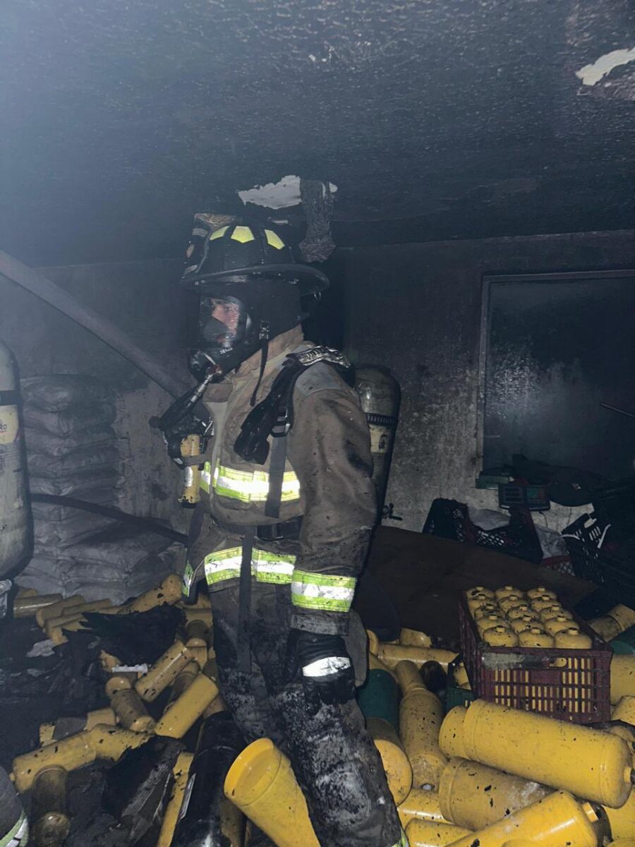 EN VIDEO: Voraz incendio en fábrica de Bosa causó pánico 1 EN VIDEO: Voraz incendio en fábrica de Bosa causó pánico Un incendio consumió una fábrica de extintores en la localidad de Bosa. Bomberos controlaron las grandes llamas. Vea el video.