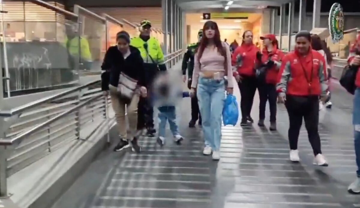Encuentran a menor que se había extraviado en el Portal del 20 de Julio 1 Encuentran a menor que se había extraviado en el Portal del 20 de Julio Uniformados del Grupo de Transporte Masivo TransMilenio, lograron ubicar a un menor que se había extraviado en la estación Portal del 20 de Julio.