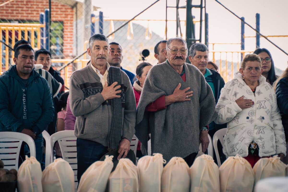 Entregan 51 títulos de propiedad a campesinos de Sumapaz 2 Entregan 51 títulos de propiedad a campesinos de Sumapaz Histórico en Sumapaz: 51 familias campesinas recibieron títulos de propiedad tras más de 14 años sin formalizaciones.