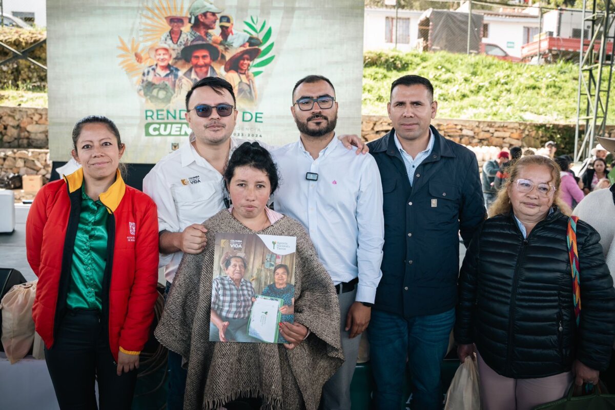 Entregan 51 títulos de propiedad a campesinos de Sumapaz 1 Entregan 51 títulos de propiedad a campesinos de Sumapaz Histórico en Sumapaz: 51 familias campesinas recibieron títulos de propiedad tras más de 14 años sin formalizaciones.