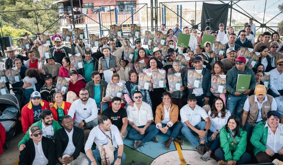 Entregan 51 títulos de propiedad a campesinos de Sumapaz Histórico en Sumapaz: 51 familias campesinas recibieron títulos de propiedad tras más de 14 años sin formalizaciones.