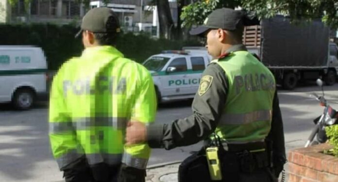 Envían a la cárcel a 4 policías que habrían torturado a un joven hasta causarle la muerte De acuerdo con la investigación de la Fiscalía, los uniformados golpearon en varias ocasiones al joven y lo agredieron con una pistola taser.