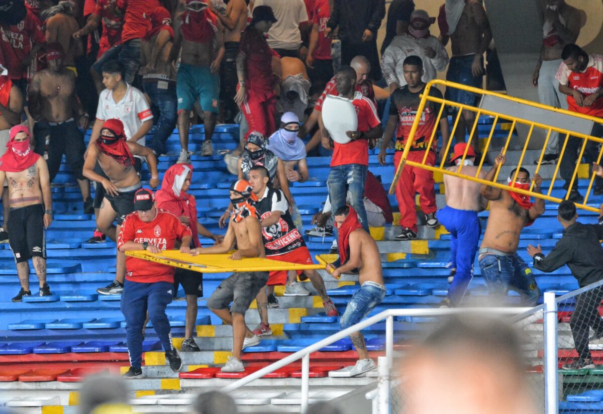 Estas son las fotos de quienes habrían participado en actos vandálicos en el estadio Pascual Guerrero 3 Estas son las fotos de quienes habrían participado en actos vandálicos en el estadio Pascual Guerrero Ofrecen una millonaria recompensa por información que permita la captura de las personas involucradas en los actos vandálicos.
