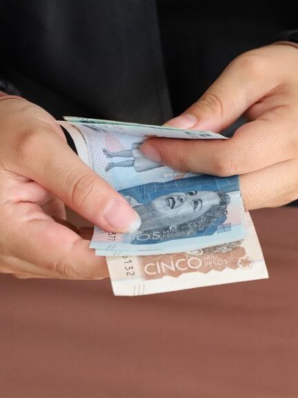 Estos son los cambios que trae el 4x1000 Este cambio apunta a simplificar el sistema y mejorar la eficiencia en el control y recaudo del impuesto, afectando a millones de colombianos que hacen uso de este beneficio.