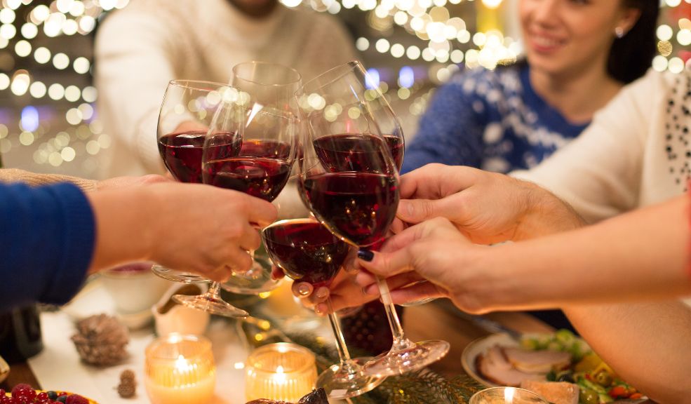 Frases infaltables del tío borracho en Navidad 1 Frases infaltables del tío borracho en Navidad Todos tenemos un tío que se pasa de tragos y, durante las celebraciones familiares, sale con frases que hacen reír a más de uno. ¿Cuál es la frase que le dice su tío?