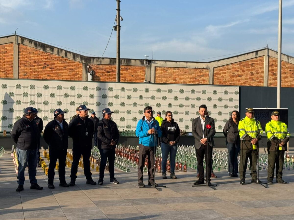 Golpe al licor adulterado: incautan más de 2 mil botellas en el centro de Bogotá Se incautaron 2.194 botellas de licor adulterado.