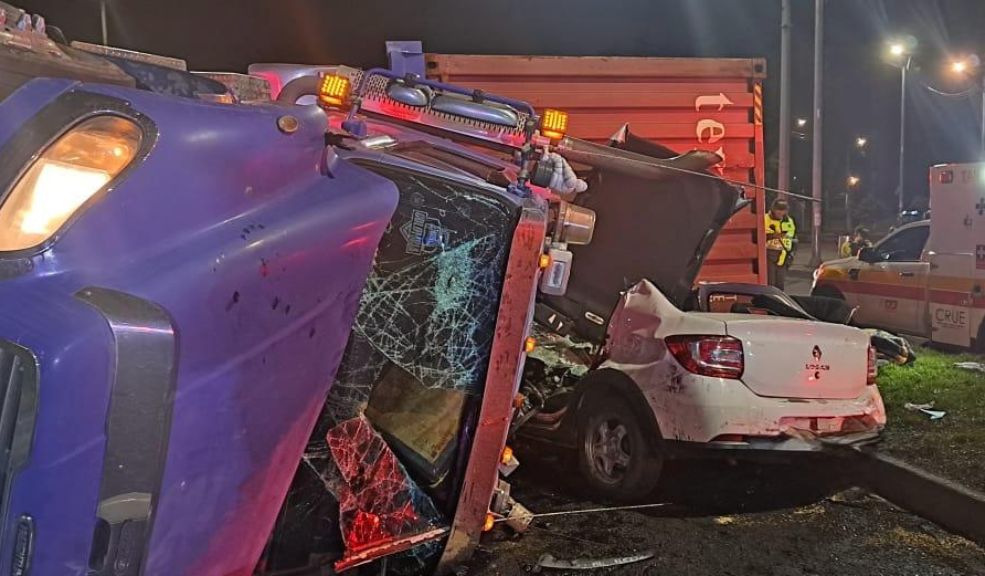 Habla conductor que fue chocado por tractomula robada en Soacha: "La mula me arrastró unos 50 metros" 1 Habla conductor que fue chocado por tractomula robada en Soacha: "La mula me arrastró unos 50 metros" El conductor del vehículo sobrevivió al impactante choque con la tractomula y narró detalles del accidente.