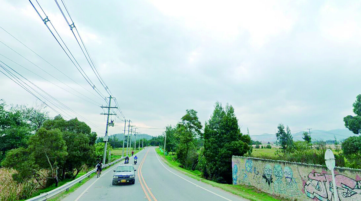 Hallan dos cuerpos sin vida en una zona rural cerca de Soacha 1 Hallan dos cuerpos sin vida en una zona rural cerca de Soacha Un ciudadano halló los cuerpos sin vida de dos hombres en una vía que conduce de Mondoñedo a Soacha. Presentaban heridas de bala.