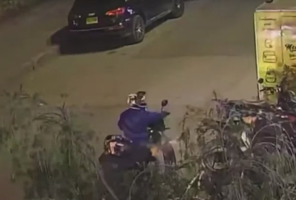 Hombre sobrevivió a un intento de sicariato en Fontibón 1 Hombre sobrevivió a un intento de sicariato en Fontibón Un hombre sobrevivió a cuatro impactos de bala perpetrados por un sicario que lo atacó en la noche de este jueves.