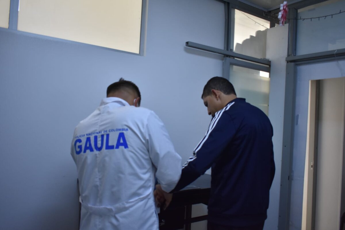 Capturan a cabecilla del 'Tren de Aragua' solicitado por Chile mediante circular roja de Interpol Alias 'Bobby' contaba con aproximadamente 120 hombres bajo su mando y tenía la capacidad de moverse entre Colombia, Chile y Venezuela.