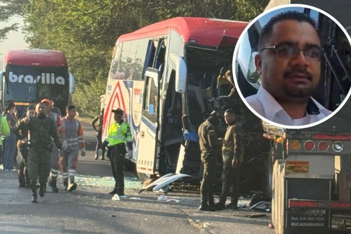 EN VIDEO: Impactante accidente de un bus que cubría la ruta Bucaramanga – Cartagena dejó 3 muertos Un grave accidente entre un bus y una fractocúmulo en una vía del Magdalena dejó como saldo 3 personas muertas y más de 10 heridos.