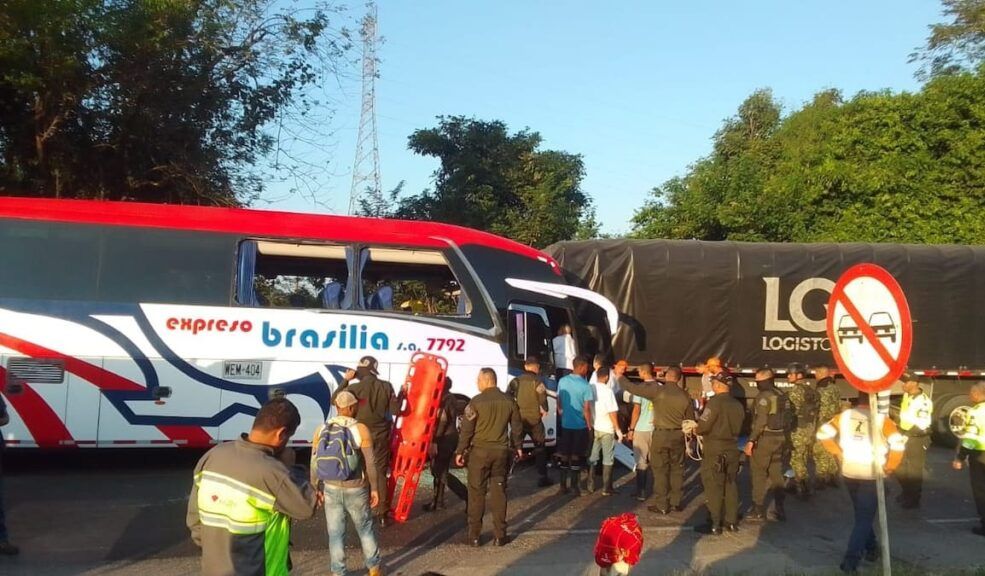 EN VIDEO: Impactante accidente de un bus que cubría la ruta Bucaramanga – Cartagena dejó 3 muertos Un grave accidente entre un bus y una fractocúmulo en una vía del Magdalena dejó como saldo 3 personas muertas y más de 10 heridos.
