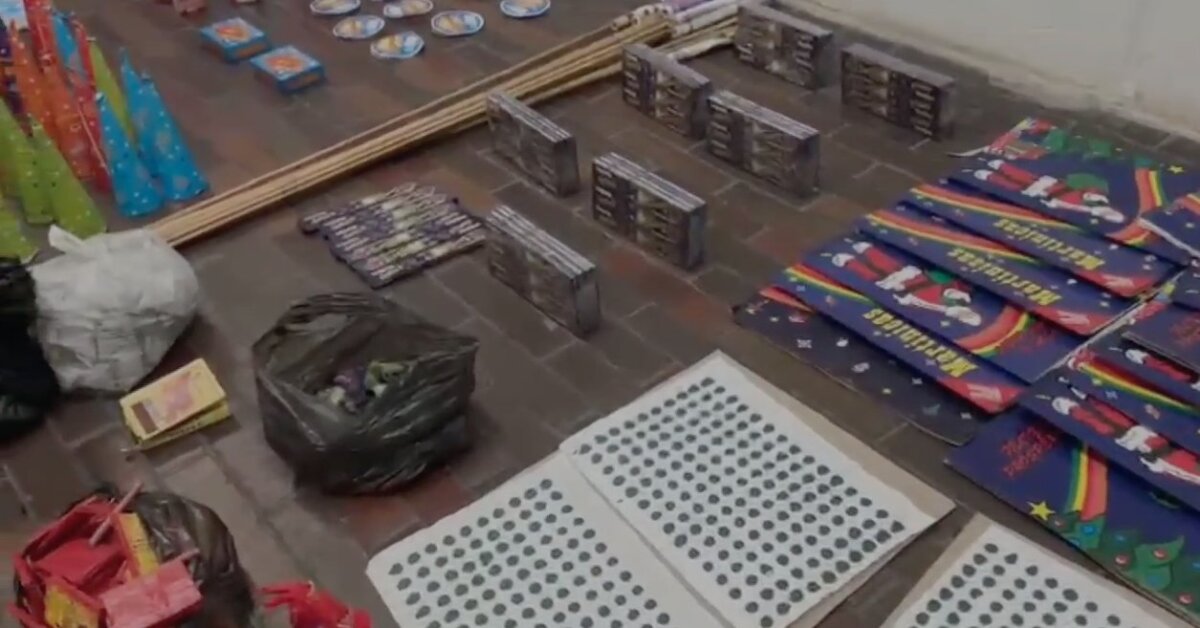 Incautan más de 12.000 mil unidades de pólvora escondidas en un puesto de tamales de Ciudad Bolívar Autoridades incautaron más de 12 mil unidades de juegos pirotécnicos que eran comercializados de manera clandestina en un puesto de venta de tamales.