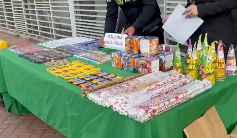 Incautan más de 12.000 mil unidades de pólvora escondidas en un puesto de tamales de Ciudad Bolívar Autoridades incautaron más de 12 mil unidades de juegos pirotécnicos que eran comercializados de manera clandestina en un puesto de venta de tamales.