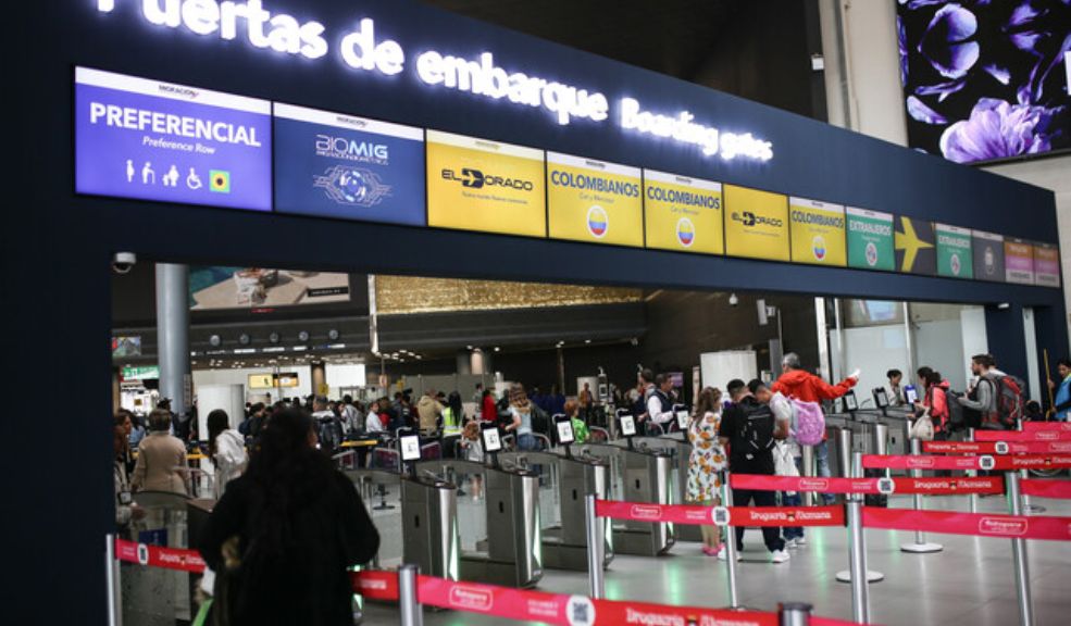 Inicia huelga de funcionarios de Migración Colombia; recomiendan llegar con tiempo al aeropuerto El Dorado Las aerolíneas le recomiendan a los pasajeros llegar con 3 horas de anticipación y revisar constantemente el estado de sus vuelos.