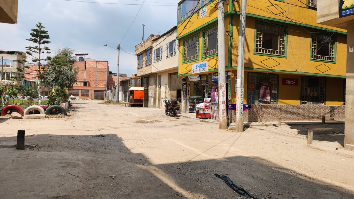Joven fue asesinado con arma de fuego en Bosa 1 Joven fue asesinado con arma de fuego en Bosa El joven, de 24 años, se desplomó frente a un establecimiento comercial ubicado en la localidad de Bosa.
