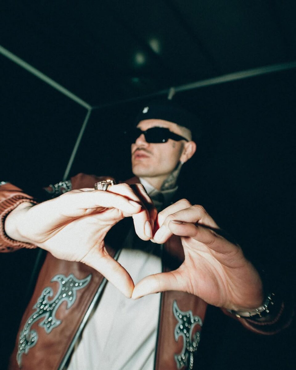 Kapo recibe tres discos de platino y uno de diamante por sus éxitos 'Ohnana' y 'Uwaie' 2 Kapo recibe tres discos de platino y uno de diamante por sus éxitos 'Ohnana' y 'Uwaie' Estos premios son una prueba irrefutable del reconocimiento que ha alcanzado dentro de la industria.