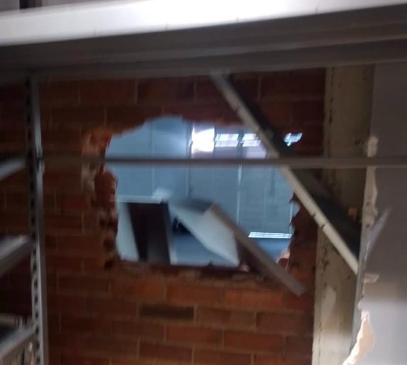 Ladrones robaron tienda de Adidas en el norte de Bogotá: abrieron un hueco en la pared y se llevaron todo 1 Ladrones robaron tienda de Adidas en el norte de Bogotá: abrieron un hueco en la pared y se llevaron todo Así fue como unos delincuentes desocuparon una tienda Adidas ubicada al norte de Bogotá. Cámaras de seguridad registraron los hechos.