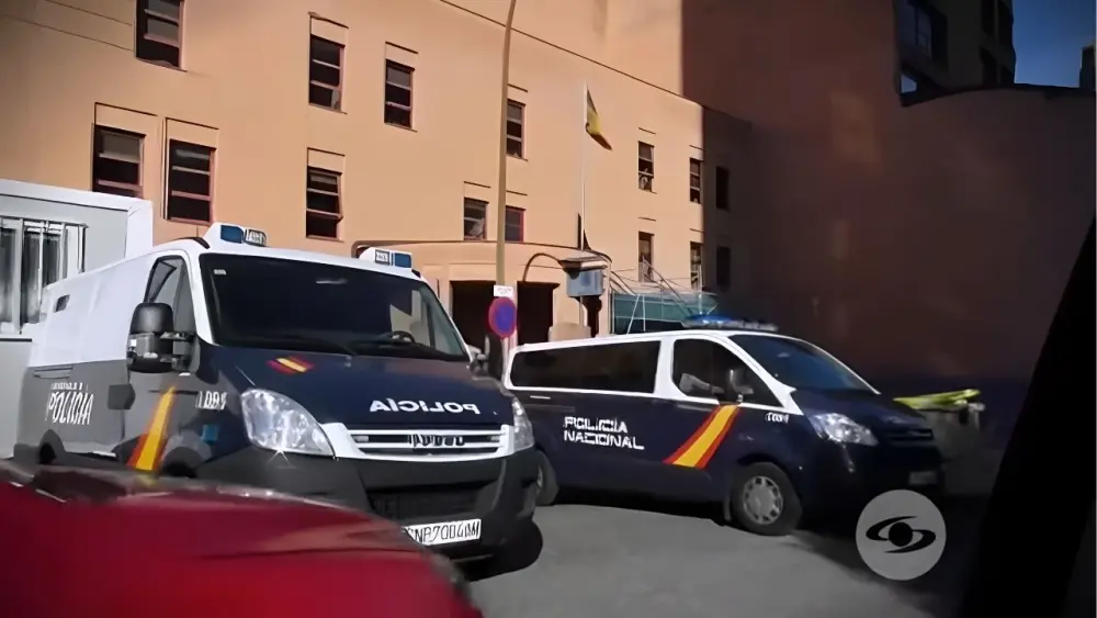 Madre e hija planearon el asesinato de un colombiano en España: esta fue la insólita razón 1 Madre e hija planearon el asesinato de un colombiano en España: esta fue la insólita razón De acuerdo con la investigación de las autoridades, el hombre recibió dos puñaladas cuando se encontraba cerca de su vivienda. El crimen, según las pesquisas, fue planeado por su pareja sentimental.