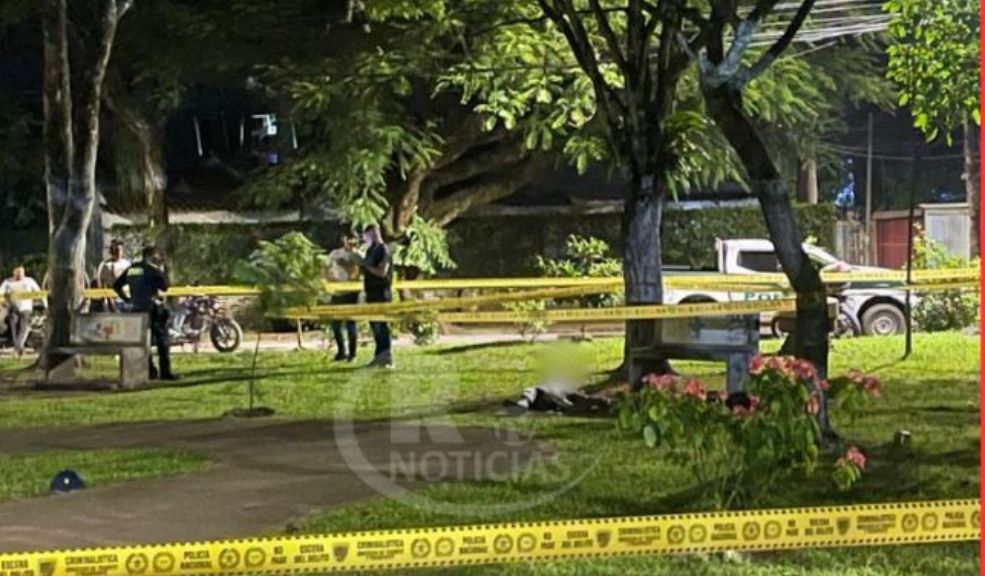 Mujer fue hallada sin vida en plena vía pública: tenía una herida de bala en la cabeza Mujer fue encontrada sin vida y con un tiro a la altura de la cabeza. Esto se sabe.