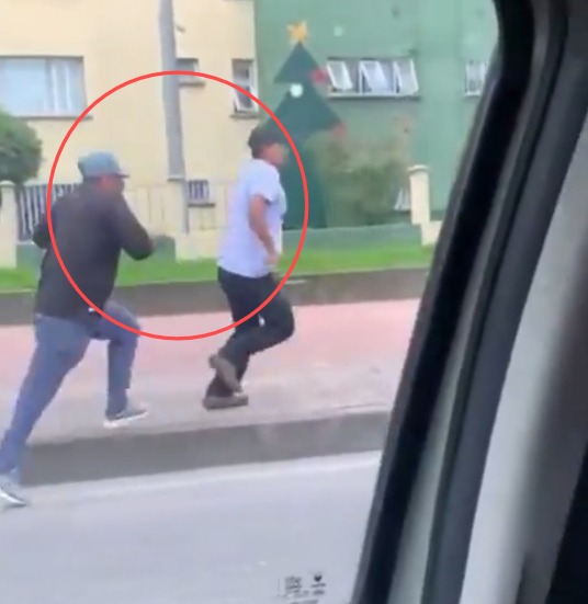 EN VIDEO: Nuevo atraco a conductor en la calle 80 En video quedó registrado un nuevo atraco a conductor en pleno trancón.