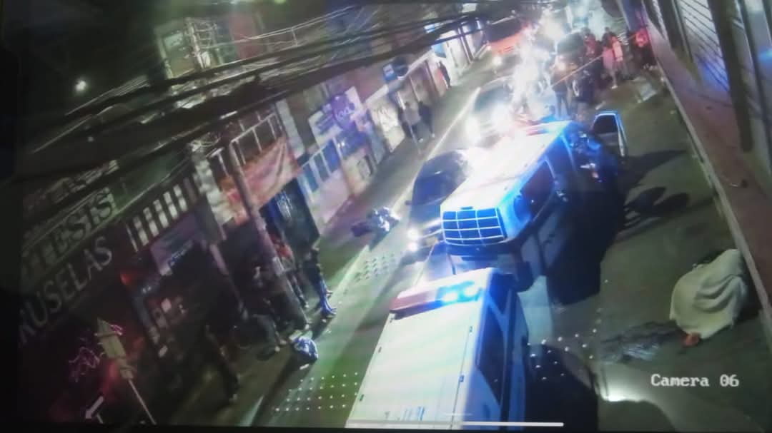Nuevos detalles del sicariato en Ciudad Bolívar que dejó 2 personas sin vida 2 personas fueron asesinadas por sicarios en el barrio El Perdomo, en Ciudad Bolívar, dejando a los vecinos sumidos en el miedo. Le contamos los detalles.