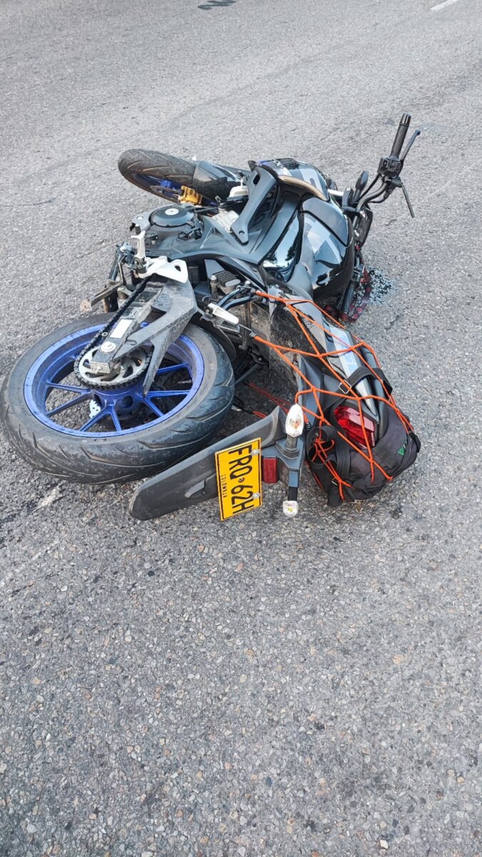 Nuevos detalles del siniestro que le arrebató la vida a un motociclista en Lagos de Suba Un joven que rondaba los 27 años de edad perdió la vida tras chocar contra un poste en la avenida Ciudad de Cali, cerca del puente del río Juan Amarillo. Conozca los detalles.