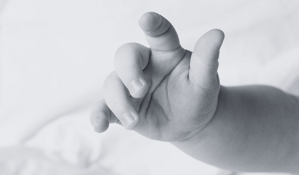 Padres de la bebé que murió tras presunto abuso físico y sexual en Soacha aseguran que son inocentes La bebé de casi 2 meses falleció en el Hospital Mario Gaitán Yanguas de Soacha. Su madre asegura que la llevó porque presentaba problemas respiratorios.
