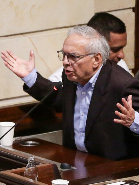 Ministro de Hacienda, Ricardo Bonilla, presenta carta de renuncia tras solicitud de presidente Petro En una carta enviada al Presidente Petro anuncia que se concentrará en defenderse en el caso por presunta corrupción en la UNGRD.