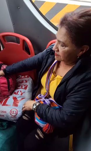Polémica por mujer que ocupó silla de TransMilenio con maletas y no le cedió el puesto a una joven embarazada En el video quedó registrado cómo una mujer se negó a ceder su asiento a una joven embarazada, ya que no quería mover sus maletas ni paquetes.