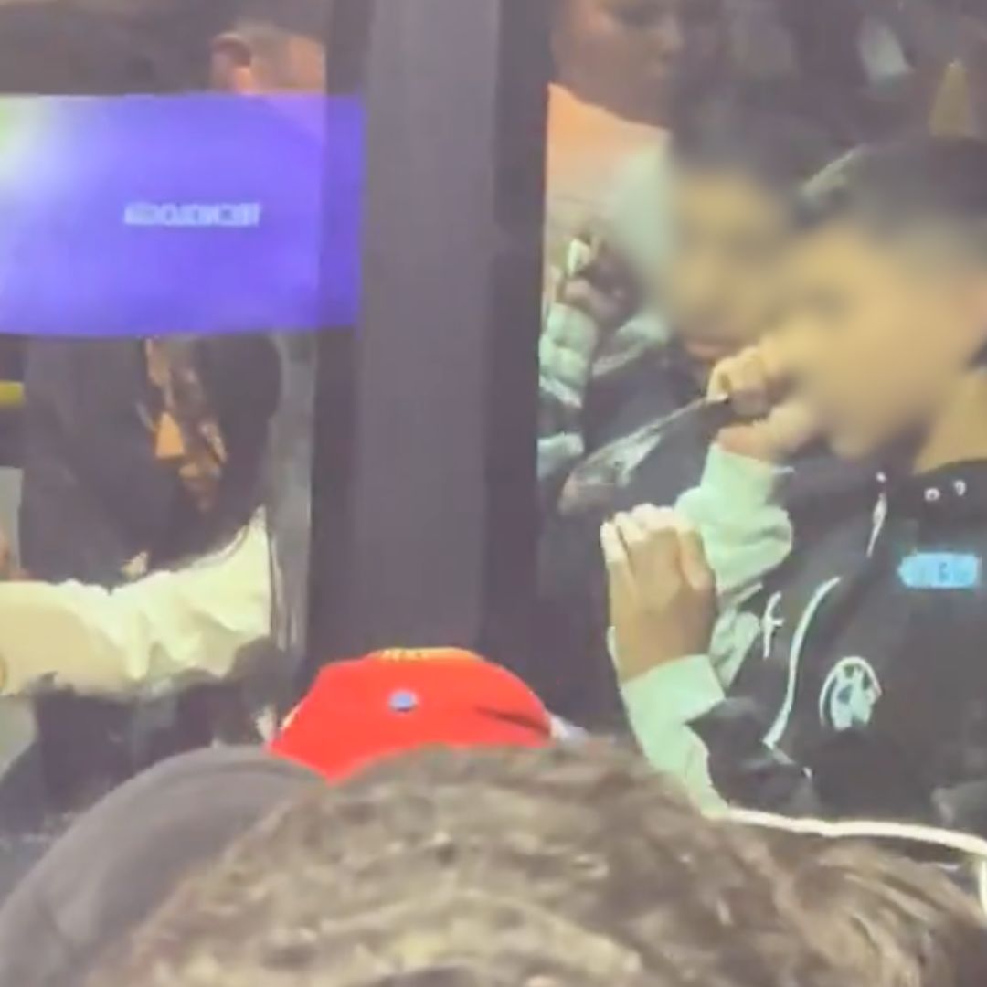 Preocupante video de jóvenes atacándose con armas blancas en un bus del Sitp 1 Preocupante video de jóvenes atacándose con armas blancas en un bus del Sitp Hay indignación entre los ciudadanos que presenciaron una violenta pelea entre varios jóvenes, al parecer, menores de edad, en un bus del Sitp.