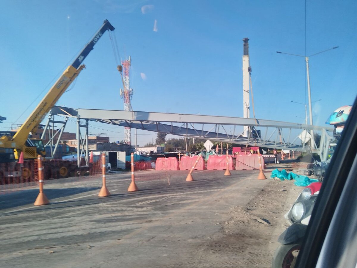 Puente peatonal colapsó en la vía Facatativá- Bogotá 1 Puente peatonal colapsó en la vía Facatativá- Bogotá Esto dijo la alcaldía de Madrid, Cundinamarca frente al colapso del puente peatonal.