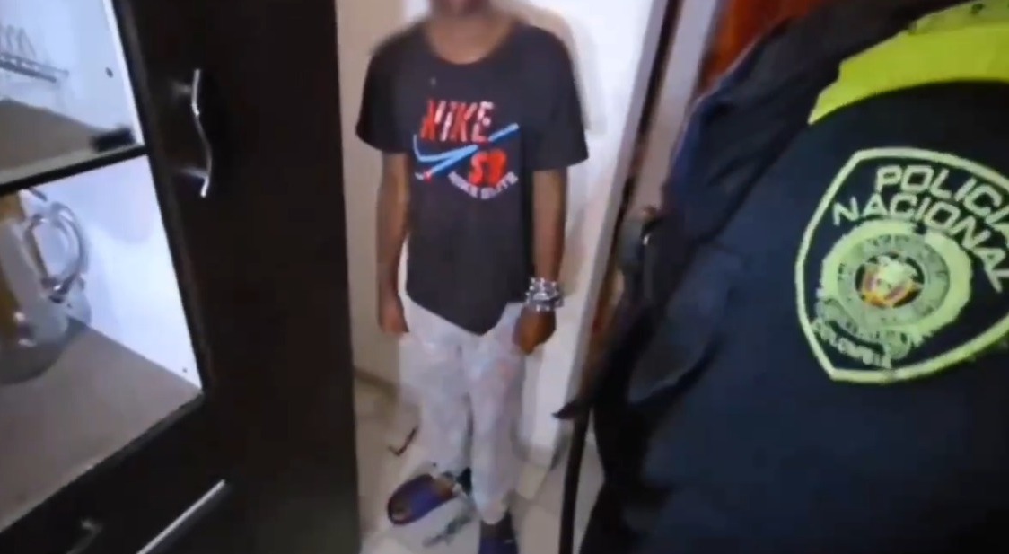Rescatan a dos menores que eran encadenados por su mamá en una vivienda de Rafael Uribe Los menores, de 12 y 15 años, permanecían encadenados durante varios días en su casa mientras su madre trabajaba en el municipio de Chía.