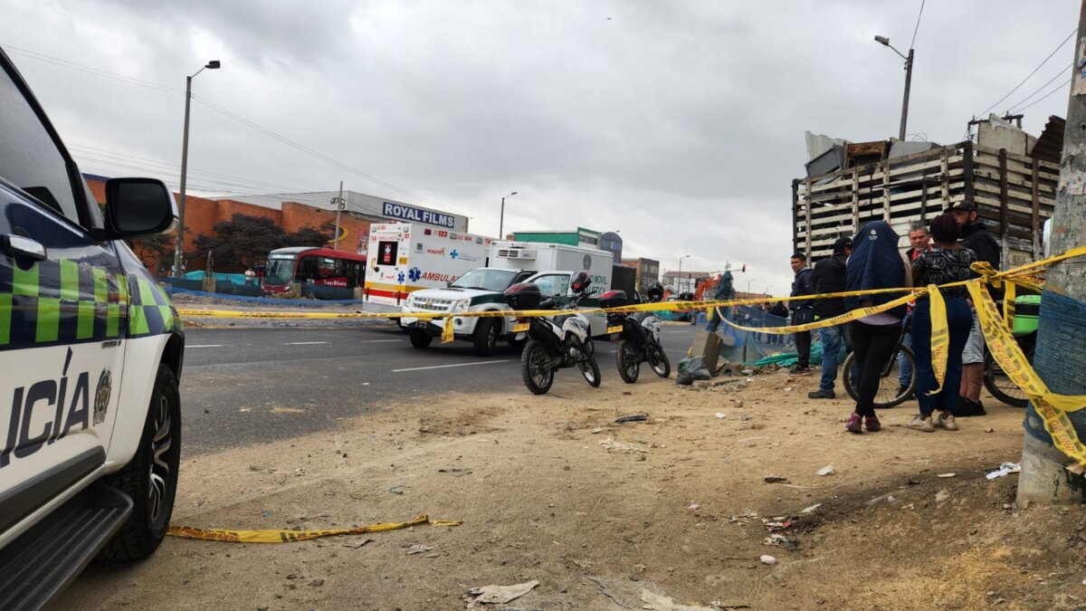 Se conocen detalles del sicariato de un hombre en El Amparo: ciclista le disparó en plena vía 1 Se conocen detalles del sicariato de un hombre en El Amparo: ciclista le disparó en plena vía Q'HUBO pudo conocer que la víctima tenía antecedentes judiciales. Las autoridades investigan la causas del crimen, pues algunos informan que fue producto de una pelea