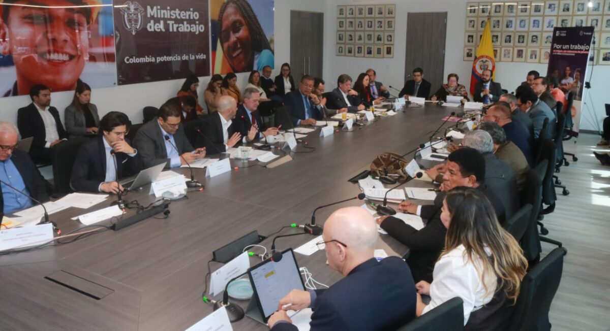 Gobierno convoca sesiones extras para definir aumento del mínimo Sin acuerdo a la vista, Gobierno propone sesiones extraordinarias para definir aumento del salario mínimo 2025.