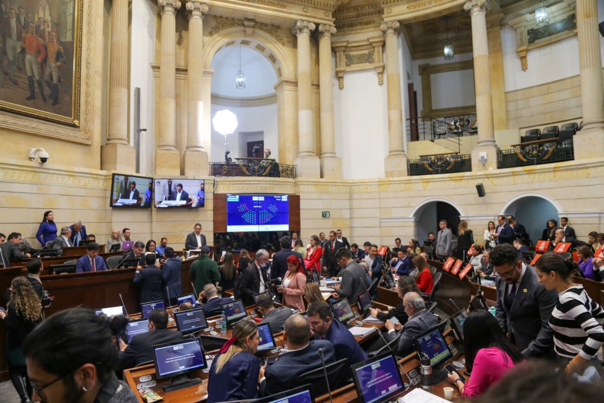 Se hundió la reforma política del Gobierno Petro en el Senado 1 Se hundió la reforma política del Gobierno Petro en el Senado Aunque las sesiones ordinarias concluyeron, el Congreso continuará trabajando esta semana en sesiones extraordinarias para debatir otros proyectos como es la reforma a la salud.