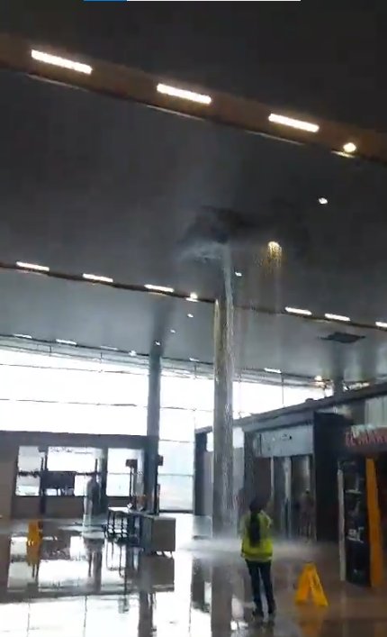 Se registran inundaciones en el aeropuerto El Dorado por daño en el techo tras fuertes lluvias 1 Se registran inundaciones en el aeropuerto El Dorado por daño en el techo tras fuertes lluvias Aunque la inundación generó preocupación, las operaciones y los vuelos programados continuaron con normalidad.