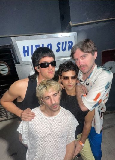 Silvestre y La Naranja, los argentinos que llegaron al Jingle Bell Rock La agrupación Silvestre y La Naranja fue la cuota de rock argentino para este año en el festival Jingle Bell Rock. Así fue como la banda recibió la invitación.