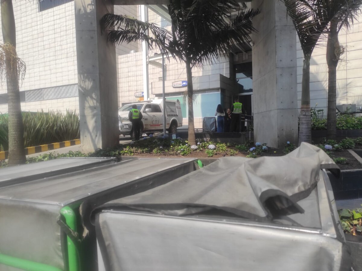 Testigos relatan cómo ocurrió el accidente en el que murió Saray en un centro comercial de Bogotá La pequeña Saray, de tan solo 5 años, falleció luego de que una lámina de vidrio le cayera encima en el centro comercial Gran Estación.