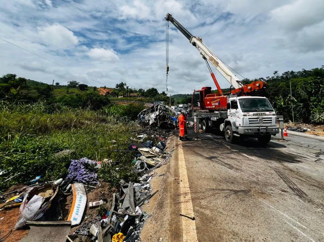 Tragedia en Brasil: 38 muertos en accidente de tres vehículos que luego se incendiaron 1 Tragedia en Brasil: 38 muertos en accidente de tres vehículos que luego se incendiaron A 38 se elevó la cifra de fallecidos que dejó un accidente de carretera en el que se vio involucrado un autobús, un camión y un auto en Brasil.