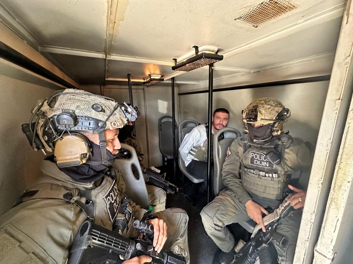 Trasladan a alias 'Pichi' a cárcel de máxima seguridad en Cómbita, Boyacá 2 Trasladan a alias 'Pichi' a cárcel de máxima seguridad en Cómbita, Boyacá Tras llegar a Bogotá y permanecer algunas horas en las instalaciones de la Dirección de Investigación Criminal de la Policía, alias 'Pichi' fue trasladado a una cárcel de máxima seguridad.