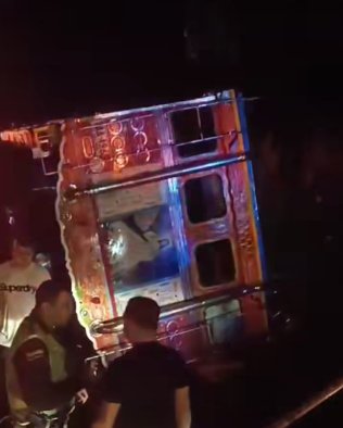 Volcamiento de chiva dejó 2 muertos y 6 heridos 1 Volcamiento de chiva dejó 2 muertos y 6 heridos Una chiva que transitaba por el municipio de Girardota, Antioquia, se volcó, dejando como saldo dos personas muertas y seis heridos.