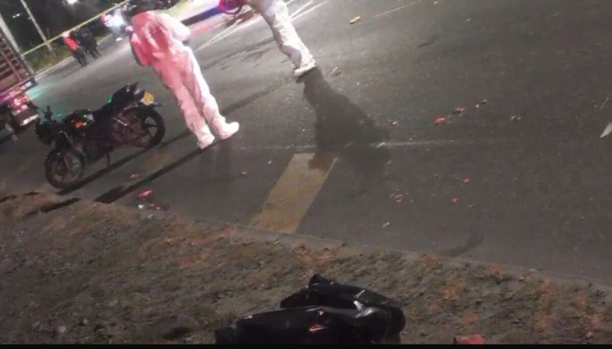 Motociclista murió luego de ser arrollado por un camión en Usme 1 Motociclista murió luego de ser arrollado por un camión en Usme El motociclista habría perdido el control de la moto y caído a la vía, momento en el cual fue arrollado por un camión.