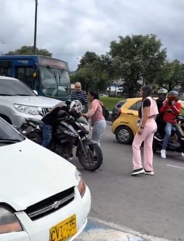 EN VIDEO: Motociclista fue noqueado con un bate en un acto de intolerancia en Bogotá El motociclista perdió el conocimiento a pesar de llevar el casco puesto.