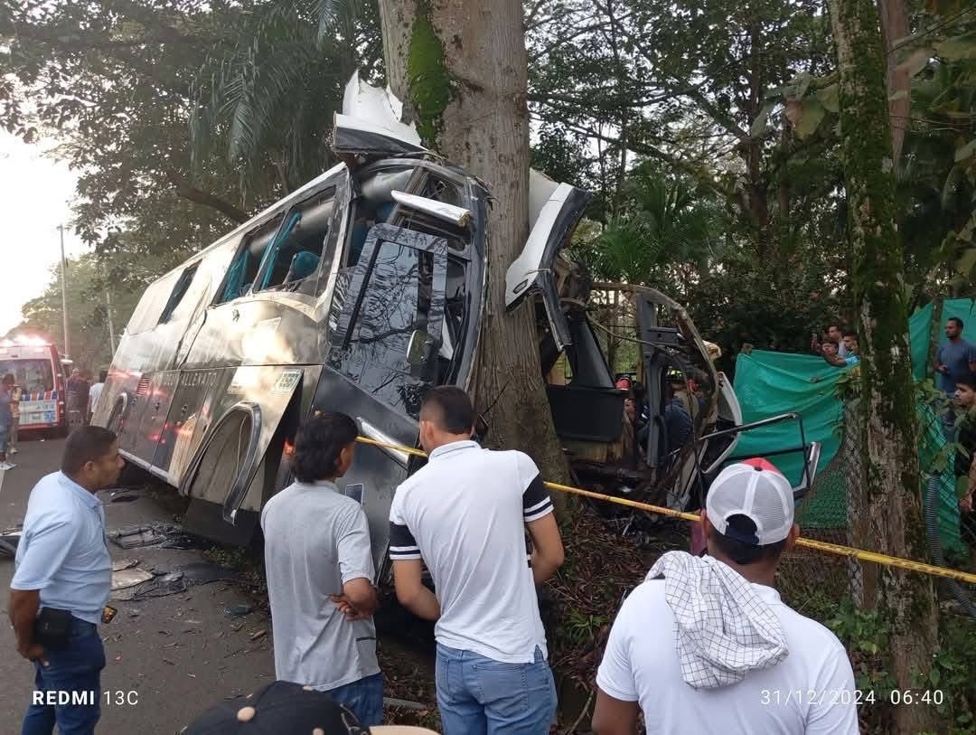 'Los Inquietos' se pronuncian tras accidente de bus: "No es propiedad de la agrupación" 1 'Los Inquietos' se pronuncian tras accidente de bus: "No es propiedad de la agrupación" El accidente deja hasta el momento 2 víctimas fatales y 12 heridos.