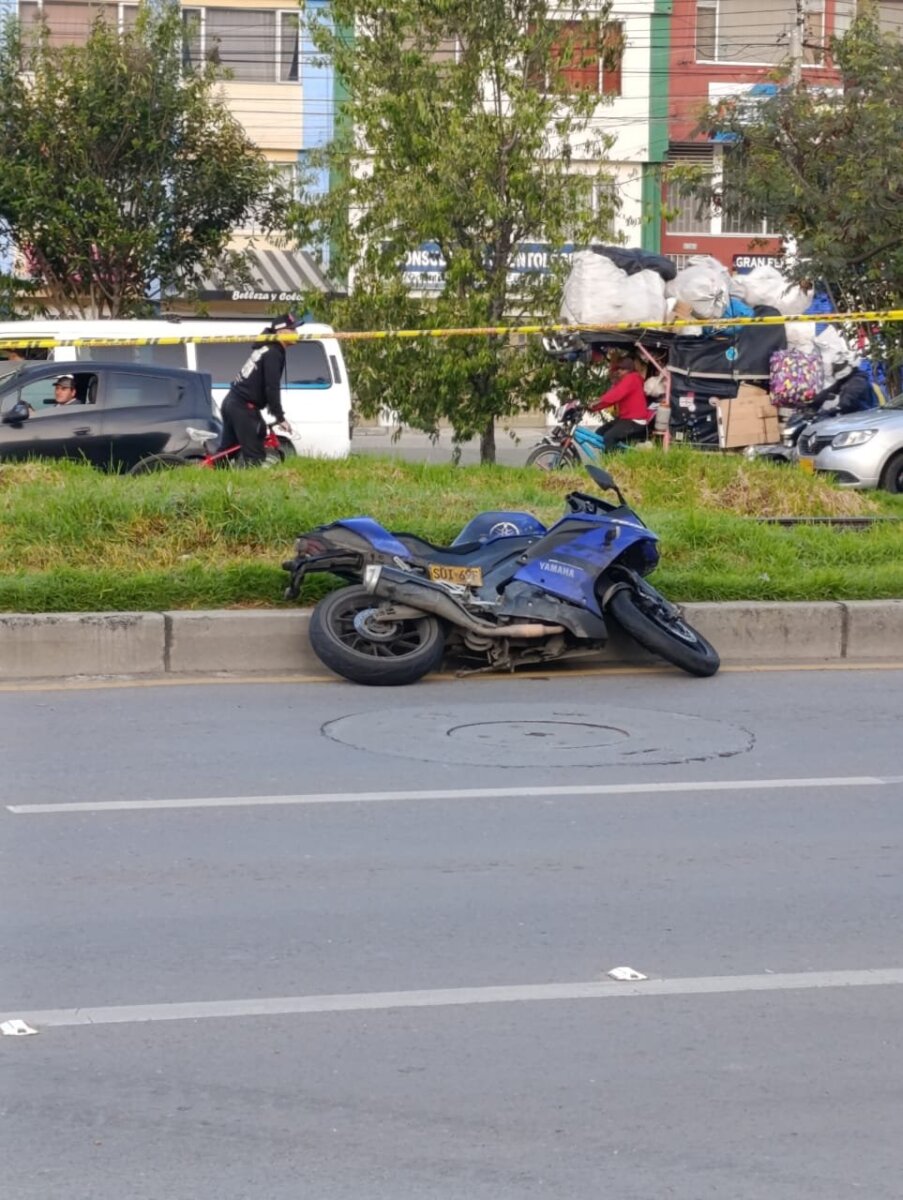 Fatal accidente entre motociclista y peatón en Usaquén 1 Fatal accidente entre motociclista y peatón en Usaquén Hace pocos minutos finalizaron las labores de criminalistica y se habilitó la vía.