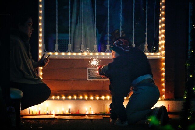 Canciones infaltables para encender el espíritu decembrino en Colombia 1 Canciones infaltables para encender el espíritu decembrino en Colombia La Navidad comienza oficialmente en Colombia con el Día de las Velitas, una noche iluminada por las llamas de las velas y, sobre todo, por las melodías que acompañan la celebración.