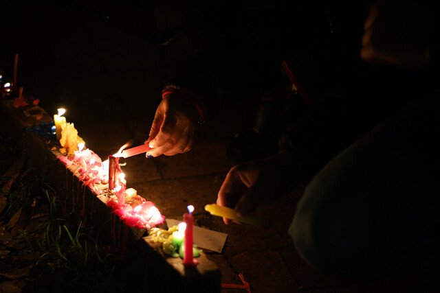 6 personas lesionadas durante la celebración de la Noche de Velitas en Cundinamarca 1 6 personas lesionadas durante la celebración de la Noche de Velitas en Cundinamarca La celebración de la Noche de Velitas en Cundinamarca dejó un saldo preocupante de seis personas lesionadas, según el reporte oficial emitido por los Bomberos del departamento.