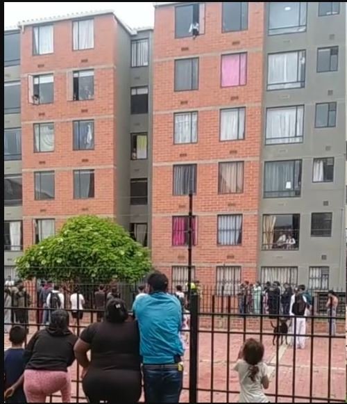 Se conoce video clave en caso de Linda Vanessa, menor que murió tras caer de un sexto piso en Bosa En el video, que habría sido grabado antes de la muerte de Linda, ella suplica a un joven, quien sería su novio, que no le haga daño.